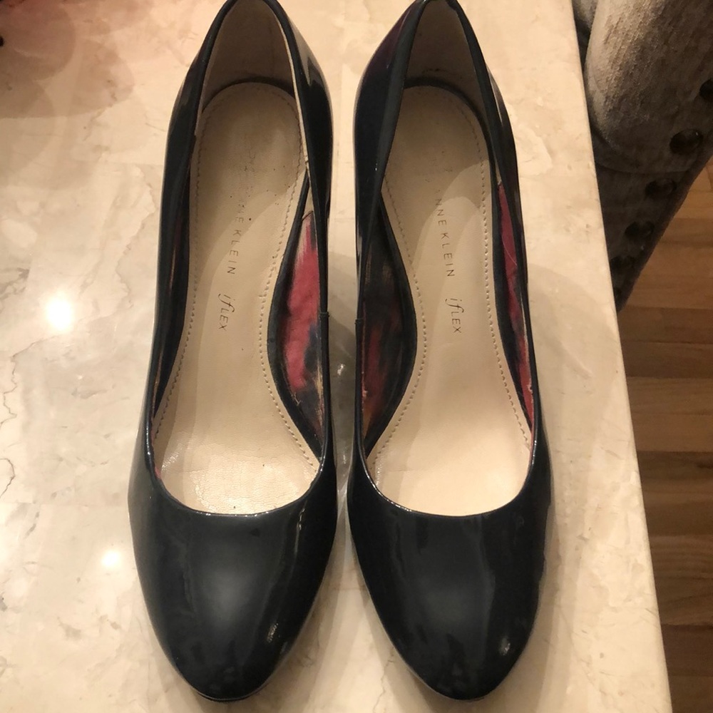 Navy patent leather pumps
